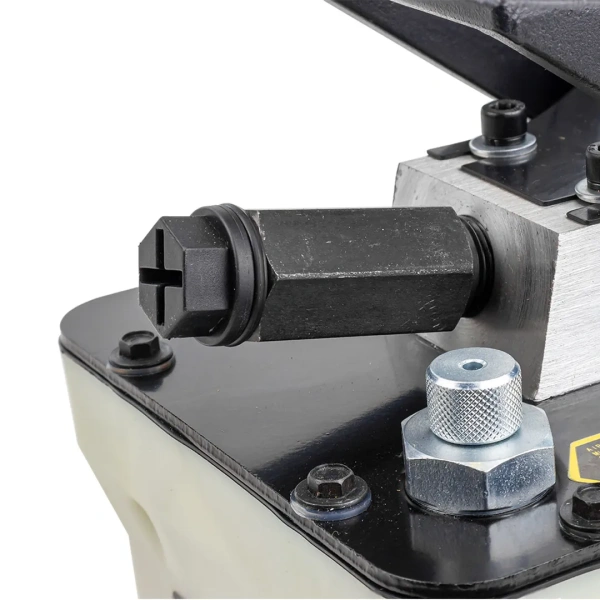 Насос пневмогидравлический ножной (раб. давл. 6-10атм,давл. гидравл. 690атм,1.7л, корпус пластик)