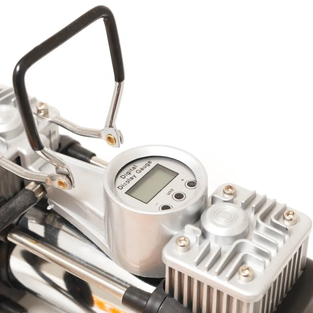 Компрессор поршневой автомобильный двухцилиндровый в пластиковом кейсе с цифровым манометром F-98 ''FORSAGE''(65л/мин, 23А) 12V