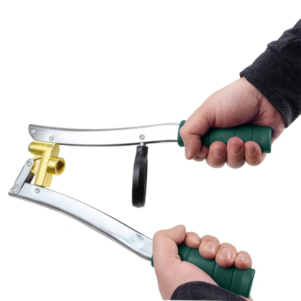 Шприц для нагнетания густой смазки двухрычажный под тубу (трубка стальная 150мм,гибкий шланг 300мм,внутр.диаметр кольца под тубу 62мм, 5000-10000PSI)