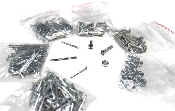 Набор инструментов 600 пр.1/4'' 3/8''(5-19мм, ключи:10-17мм,шарнирно-губцевый инстр.,отвертки,биты,молоток, ключи 6-е Г-обр.-е,расходник)