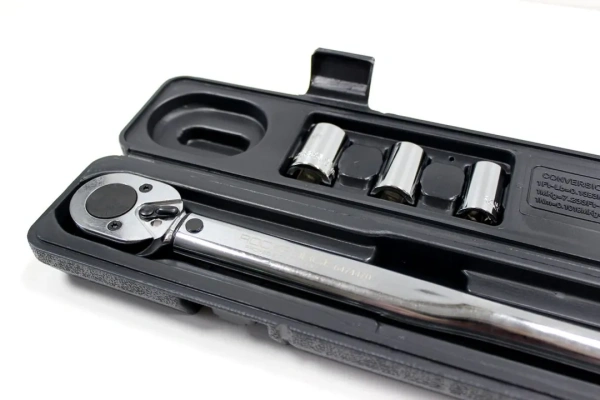 Ключ динамометрический щелчкового типа в наборе с головками и удлинителем 40-210Нм, 1/2''(17,19,21мм,удлинитель 125мм)(Тайвань),в пластиковом футляре