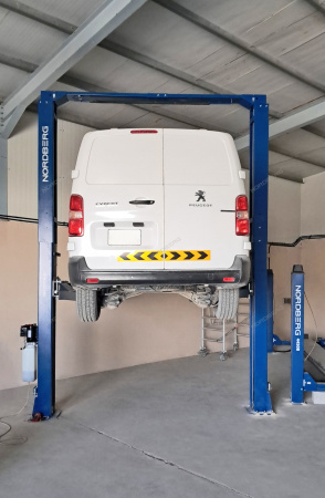 Подъемник 380V двухстоечный 5т с верхней синхронизацией синий NORDBERG N4122H1M-5B