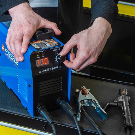 Сварочный аппарат (3.7кВт, 230В, диаметр электрода - 1.6-3.2мм, сварочный ток - 20-210А)