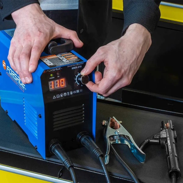 Сварочный аппарат (3.7кВт, 230В, диаметр электрода - 1.6-3.2мм, сварочный ток - 20-210А)