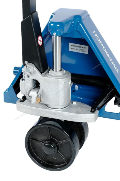 Тележка (рохля) складская гидравлическая с низким подхватом 1 т, с полиуретановыми колесами, макс. высота подъема 820 мм NORDBERG N3904-10