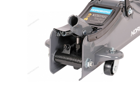 Домкрат подкатной для автолюбителя в кейсе 2 т NORDBERG N32022GEC