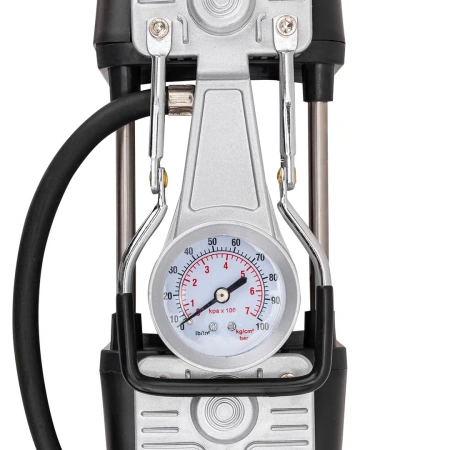 Компрессор автомобильный поршневой двухцилиндровый с аналоговым манометром и встроенным фонарем (12В, 20А, 65л/мин, 7бар) в пласт.кейсе