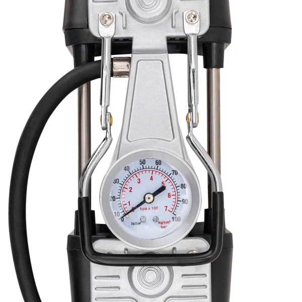 Компрессор автомобильный поршневой двухцилиндровый с аналоговым манометром и встроенным фонарем (12В, 20А, 65л/мин, 7бар) в пласт.кейсе