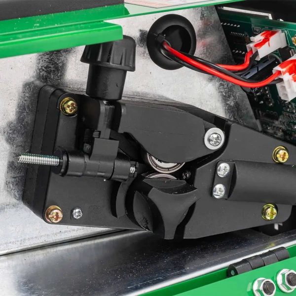 Сварочный аппарат (3.7кВт, 230В, диаметр электрода - 1.6-3.2мм, диаметр проволоки - 0.8-1мм, сварочный ток - 20-205А)