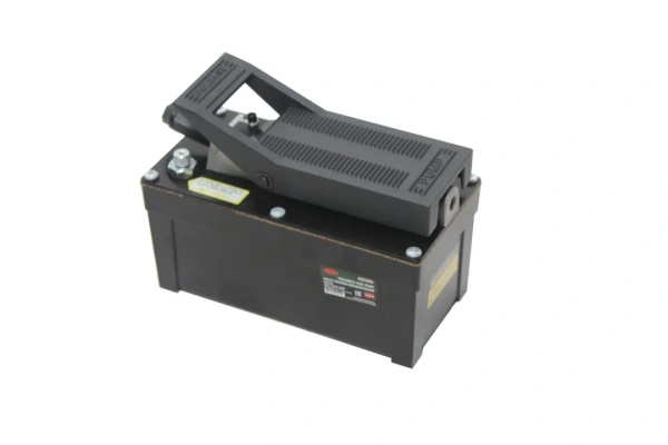 Насос пневмогидравлический ножной (объем масла - 1.6л, давление - 700 bar )