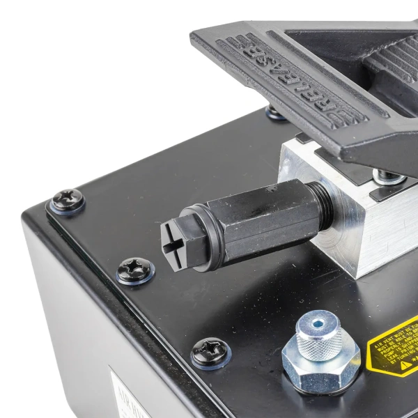 Насос пневмогидравлический ножной (раб. давл. 6-10атм,давл. гидравл. 690атм,3.2л,корпус алюм.)