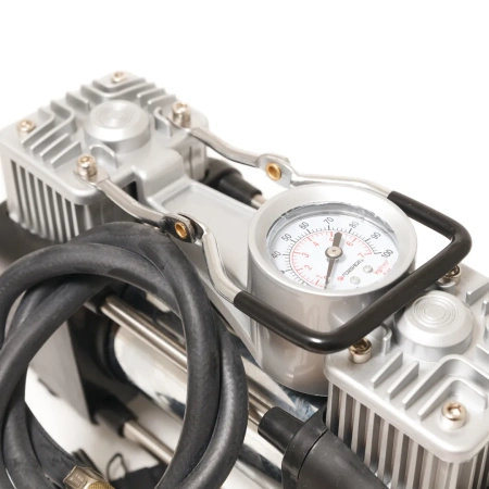 Компрессор поршневой автомобильный двухцилиндровый с фонарем в пластиковом кейсе F-2014360 ''FORSAGE''(65л/мин, 23А) 12V