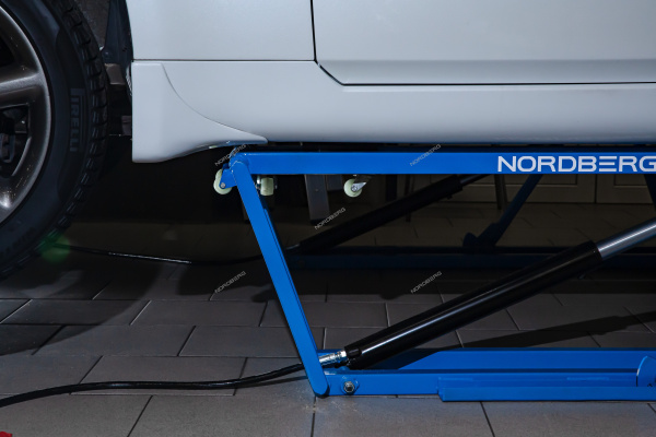 Подъемник ножничный 2,5т, портативный, мобильный 220В NORDBERG N633-2,5