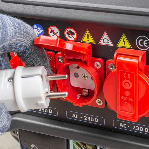 Генератор автономный бензиновый (830/2500Вт ном., 3 роз. 220В~50Гц+роз.400В, двиг.7л.с., бак для бензина 15л, бензин АИ-92, время раб. 8ч, шум 95дБ)