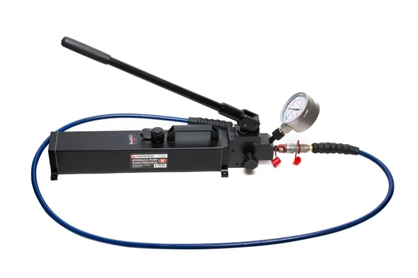 Насос гидравлический ручной с манометром(давление 20-700bar, объем масла-2.5л, длина-550мм, ширина-130мм, высота-140мм)