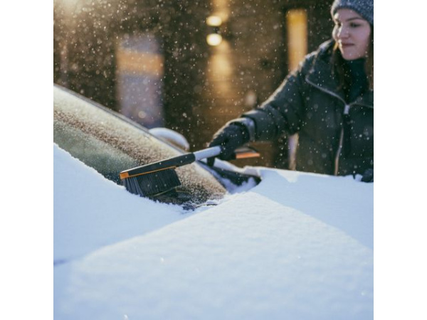 Щетка для снега 76см со скребком Plus FISKARS