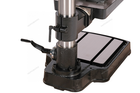 Станок сверлильный профессиональный NORDBERG ND2554PV (1100 Вт, 25 мм, вариатор скорости, нарезание резьбы, тиски)