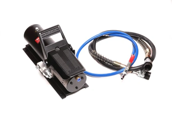 Насос пневмогидравлический ножной (объем масла - 0.625л, давление - 700 bar )