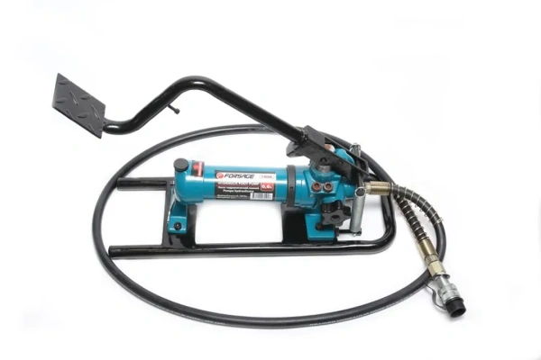 Насос гидравлический ножной (20-700bar,емкость масла-0.6л, длина-550мм,ширина-150мм,высота-300мм)