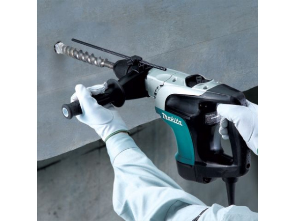 Перфоратор MAKITA HR 4002 в чем.