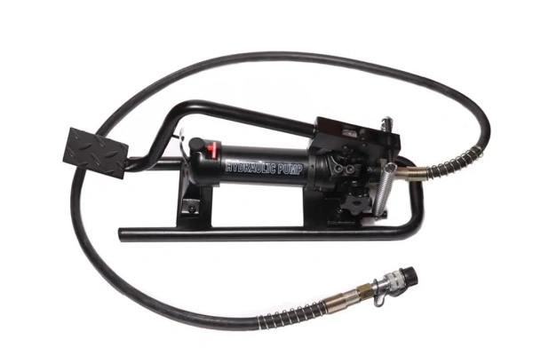 Насос гидравлический ножной (20-700bar,емкость масла-0.6л, длина-550мм,ширина-150мм,высота-300мм)
