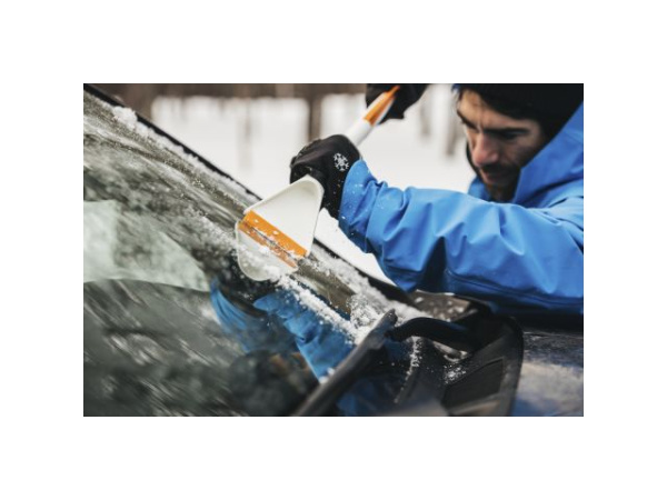 Щетка для снега со скребком SnowXpert FISKARS