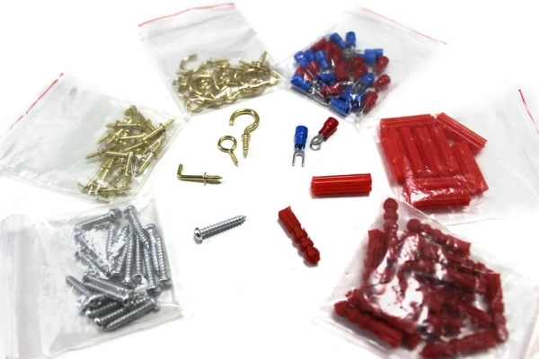 Набор инструментов 555 пр.1/4'' 3/8''(5-19мм, ключи:10-17мм,шарнирно-губцевый инстр.,отвертки,биты,молоток, ключи 6-е Г-обр.-е,расходник)