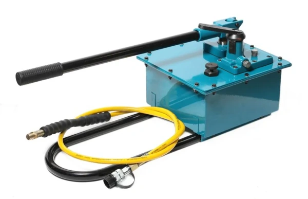 Насос гидравлический ручной в усиленном корпусе(20-700bar,емкость масла-7.5л, длина-740мм,ширина-310мм,высота-330мм)