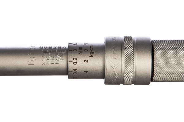 Динамометрический ключ JONNESWAY T04060A (3/8" DR, 5-25 Нм)