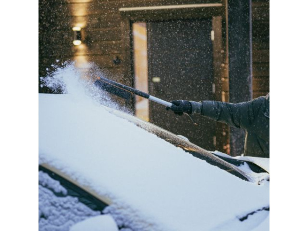 Щетка для снега 76см со скребком Plus FISKARS