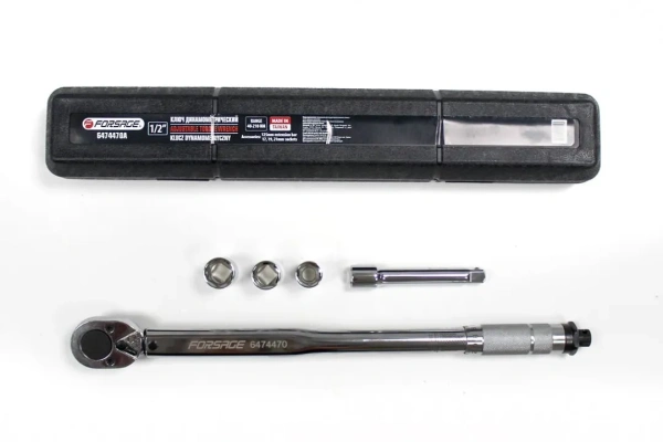 Ключ динамометрический щелчкового типа в наборе с головками и удлинителем 40-210Нм, 1/2''(17,19,21мм,удлинитель 125мм)(Тайвань),в пластиковом футляре