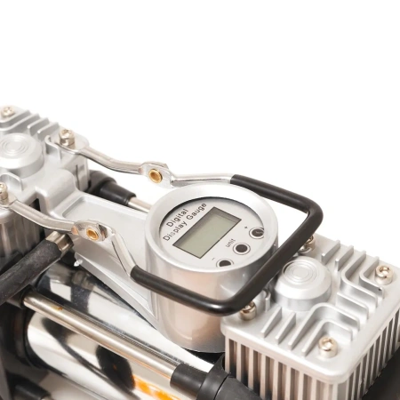 Компрессор поршневой автомобильный двухцилиндровый в пластиковом кейсе с цифровым манометром F-98 ''FORSAGE''(65л/мин, 23А) 12V