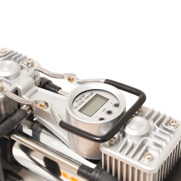 Компрессор поршневой автомобильный двухцилиндровый в пластиковом кейсе с цифровым манометром F-98 ''FORSAGE''(65л/мин, 23А) 12V