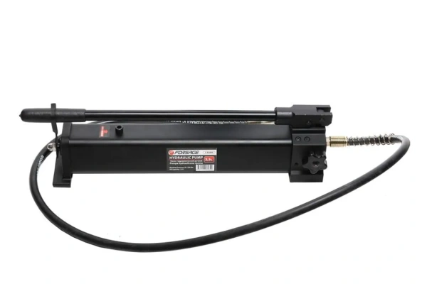 Насос гидравлический ручной(давление 20-700bar, объем масла-2.5л, длина-550мм, ширина-130мм, высота-140мм)