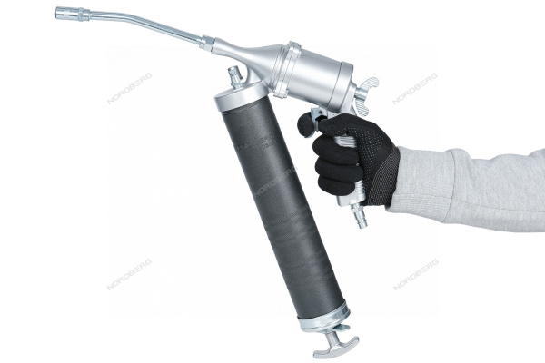Шприц плунжерный пневматический с поворотом рукоятки и насадками в кейсе NORDBERG NO3404 (400 мл)