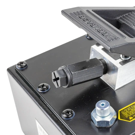 Насос пневмогидравлический ножной,3.2л(раб.давл. 6-10атм,давл. гидравл. 700атм, расход без нагрузки 850мл/мин,расход с нагрузкой 170мл/мин)