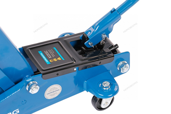 Домкрат подкатной для автолюбителя 3 т в кейсе Н=192-533 мм NORDBERG N3203EC