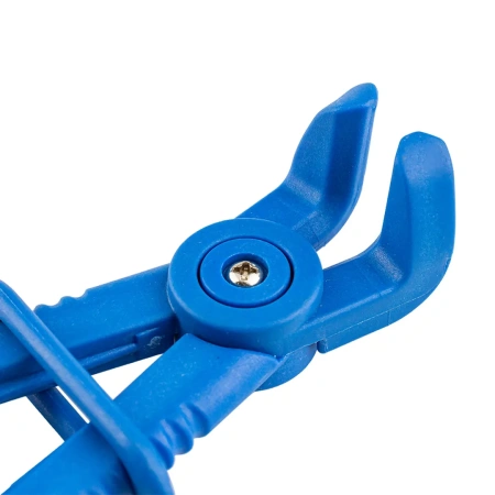 Зажим пластиковый для шлангов с фиксатором изогнутый 90°(L-155мм), на пластиковом держателе