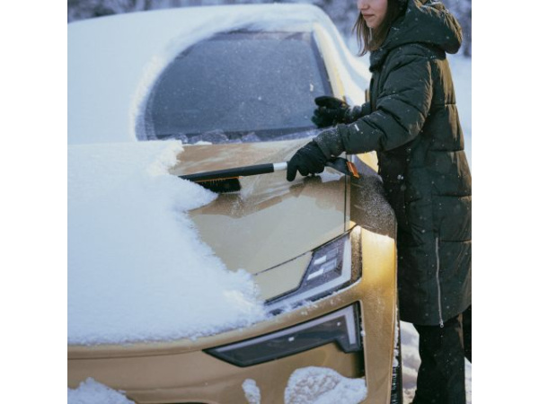 Щетка для снега 63см со скребком Plus FISKARS