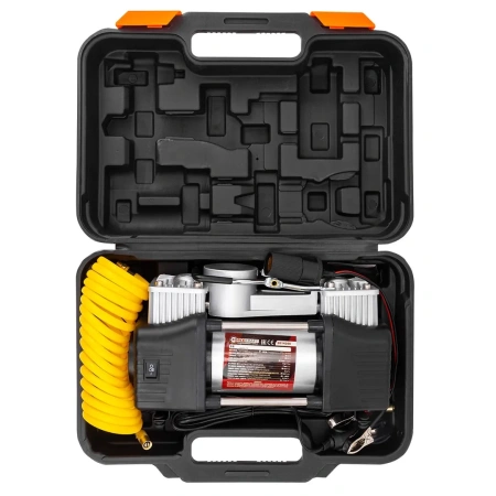 Компрессор автомобильный поршневой двухцилиндровый с аналоговым манометром и встроенным фонарем (12В, 20А, 65л/мин, 7бар) в пласт.кейсе