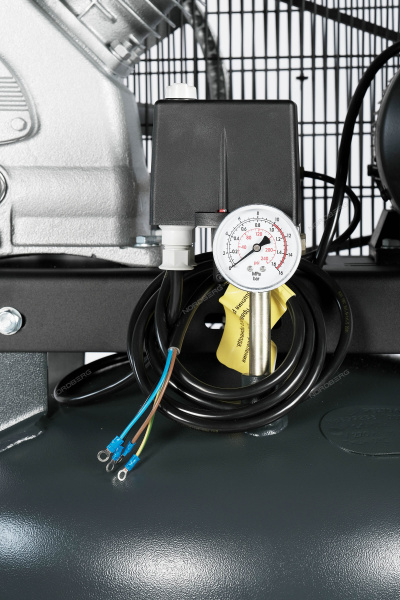 Компрессор вертикальный поршневой с ременной передачей NORDBERG NCPV300/690 (380В, ресив. 270л, 690л/мин)