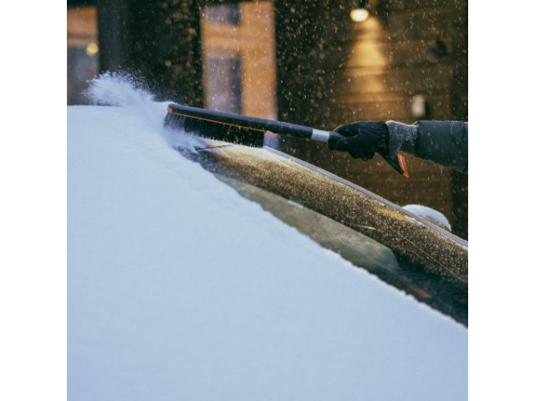 Щетка для снега 63см со скребком Plus FISKARS