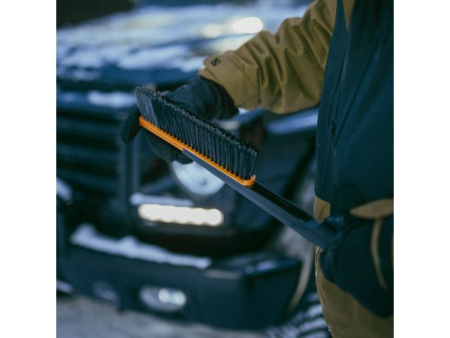 Щетка для снега 63см со скребком Plus FISKARS