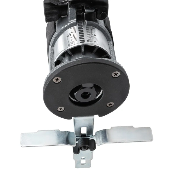 Фрезер ручной (710Вт, 13000-33000 об/мин, ход фрезы 36мм, диаметр цангового патрона 6,8мм)