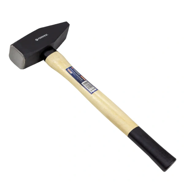 Молоток слесарный с деревянной ручкой и пластиковой защитой у основания (2000г)