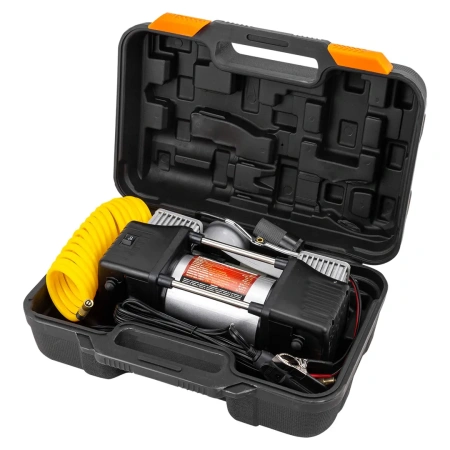 Компрессор автомобильный поршневой двухцилиндровый с аналоговым манометром и встроенным фонарем (12В, 20А, 65л/мин, 7бар) в пласт.кейсе