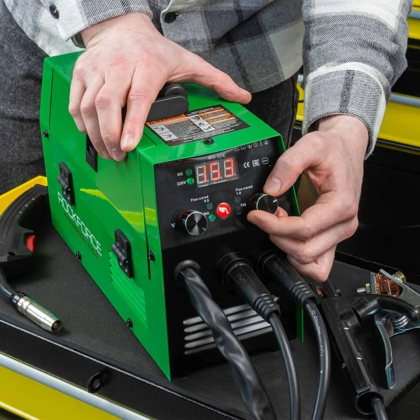 Сварочный аппарат (3.7кВт, 230В, диаметр электрода - 1.6-3.2мм, диаметр проволоки - 0.8-1мм, сварочный ток - 20-205А)