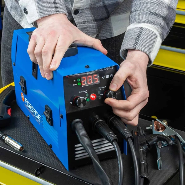 Сварочный аппарат (3.7кВт, 230В, диаметр электрода - 1.6-3.2мм, диаметр проволоки - 0.8-1мм, сварочный ток - 20-205А)