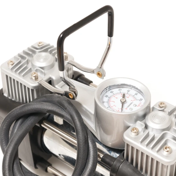 Компрессор поршневой автомобильный двухцилиндровый с фонарем в пластиковом кейсе F-2014360 ''FORSAGE''(65л/мин, 23А) 12V