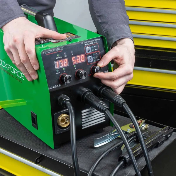 Сварочный аппарат (5.7кВт, 230В, диаметр электрода - 1.6-4мм, диаметр проволоки - 0.6-1мм, сварочный ток - 40-224А)